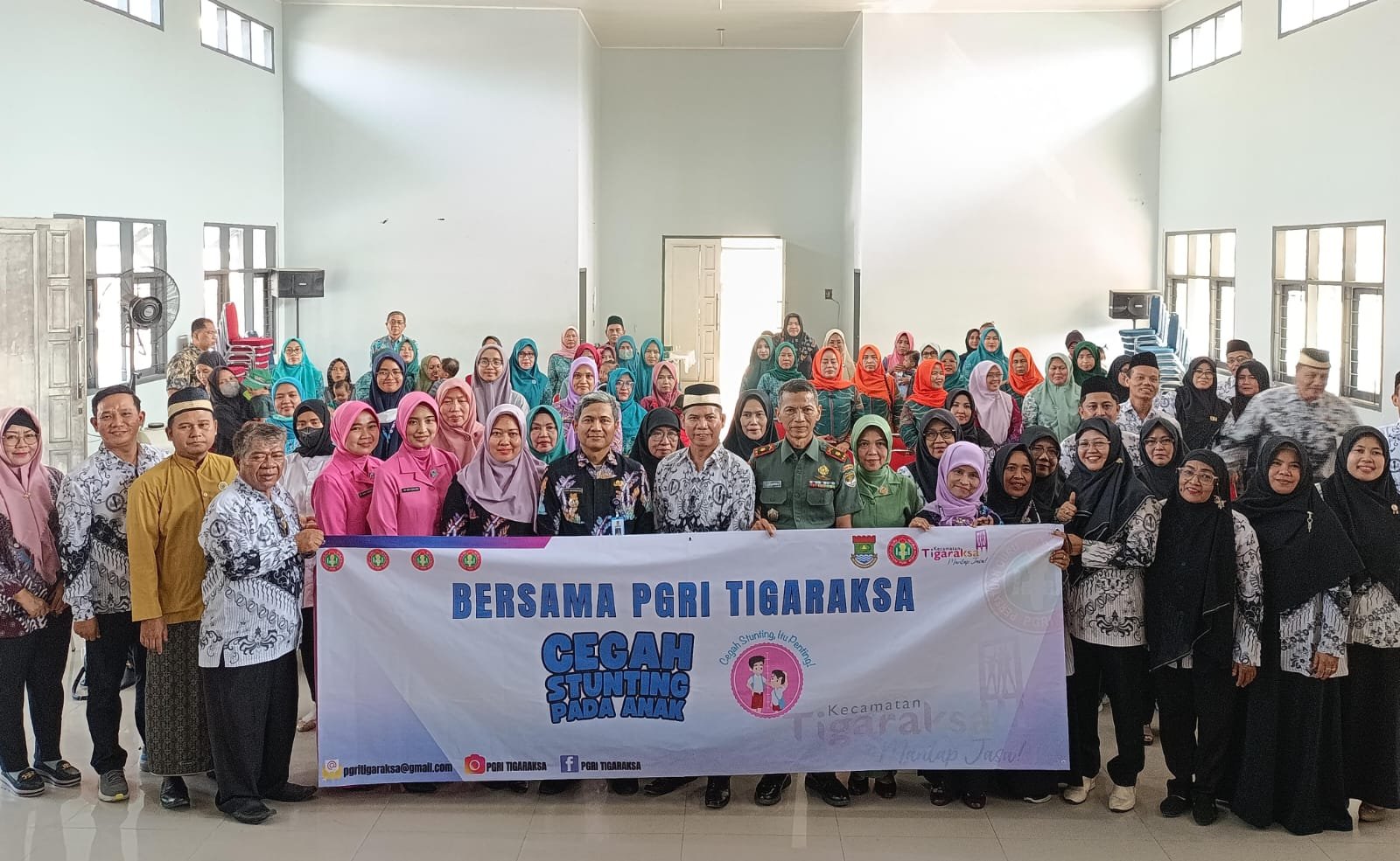 Tekan Stunting, Camat Bareng PGRI Tigaraksa Berikan 12.000 Telur ke Warga