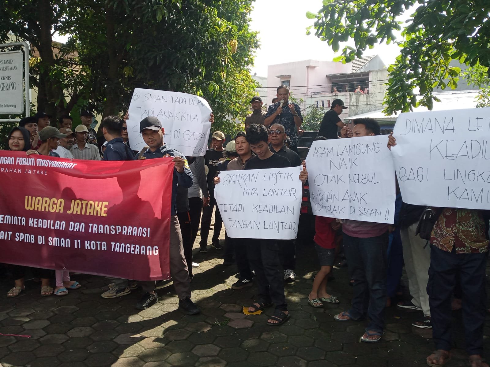 Warga Jatake Kepung SMAN 11 Tangerang, Tuntut Transparansi Jalur Zonasi