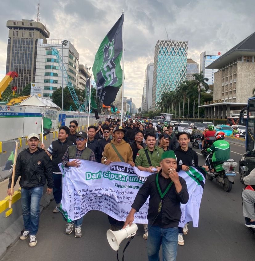 HMI Ciputat Gelar Aksi Evaluasi 100 Hari Kinerja Prabowo di Depan Istana Negara