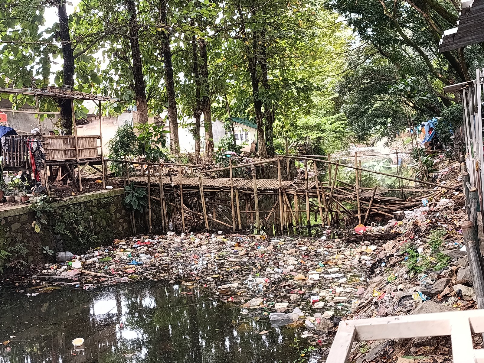 Saluran Air di Jalan Sindang Jaya - Pasar Kemis Dipenuhi Tumpukan Sampah