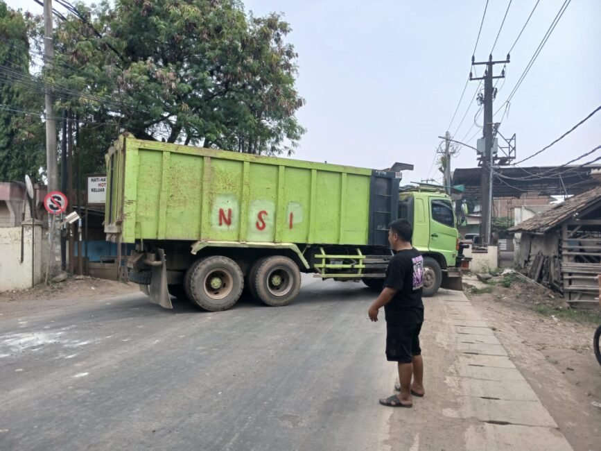 Truk Tambang yang Langgar Jam Operasional di Legok Tangerang Diputar Balik