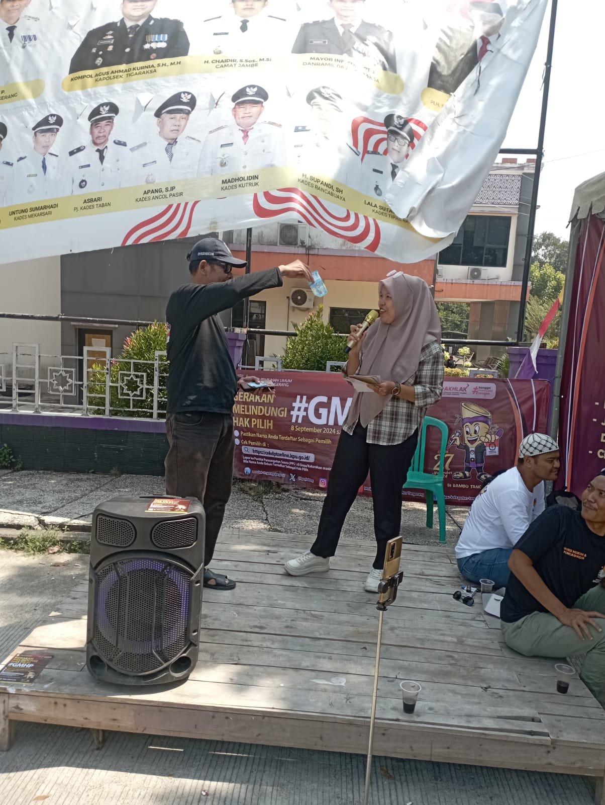 Undang 5 Biduan, PPK Jambe Sosialisi Pilkada Sambil Dangdutan