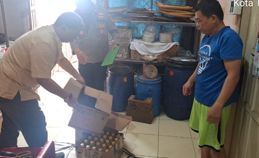 Rumah Produksi Ciu di Periuk Tangerang Digrebek, Polisi Sita Puluhan Drum Siap Edar