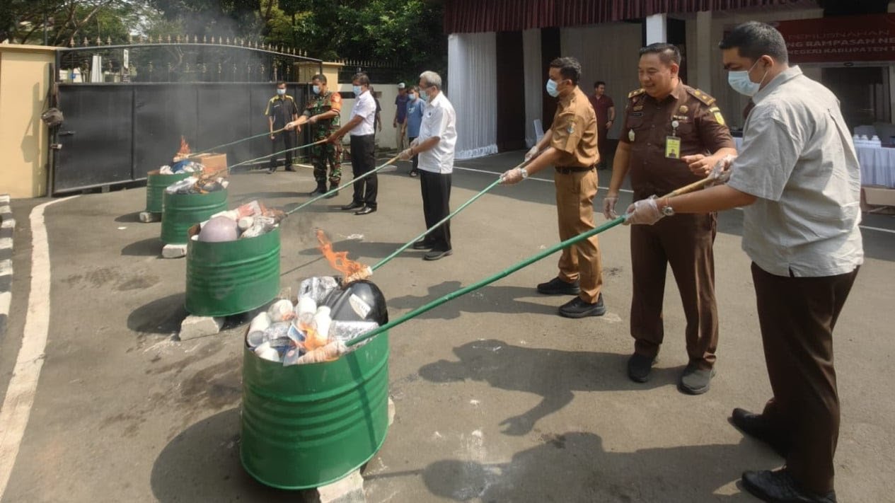 Kejari Kabupaten Tangerang Musnahkan 20 Kg Sabu dan Uang Palsu