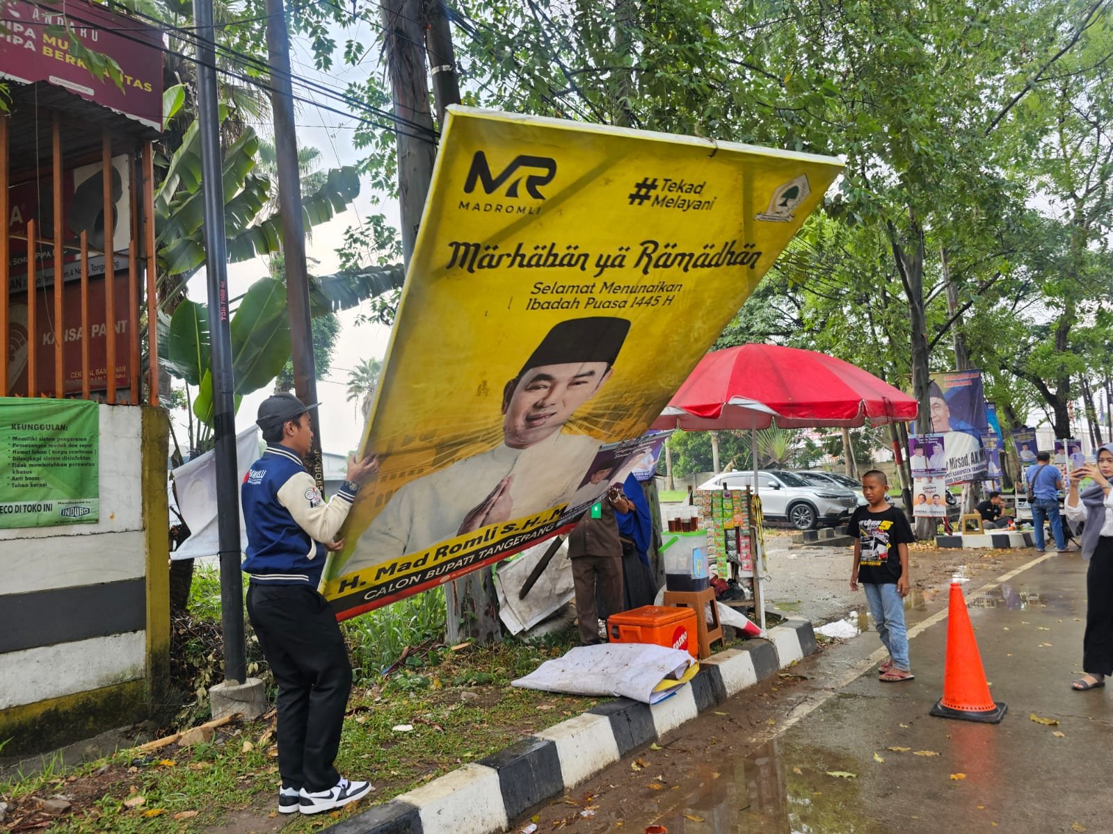 Dianggap Melanggar,  Satpol-PP dan Bawaslu Kabupaten Tangerang Tertibkan APK Mad Romli