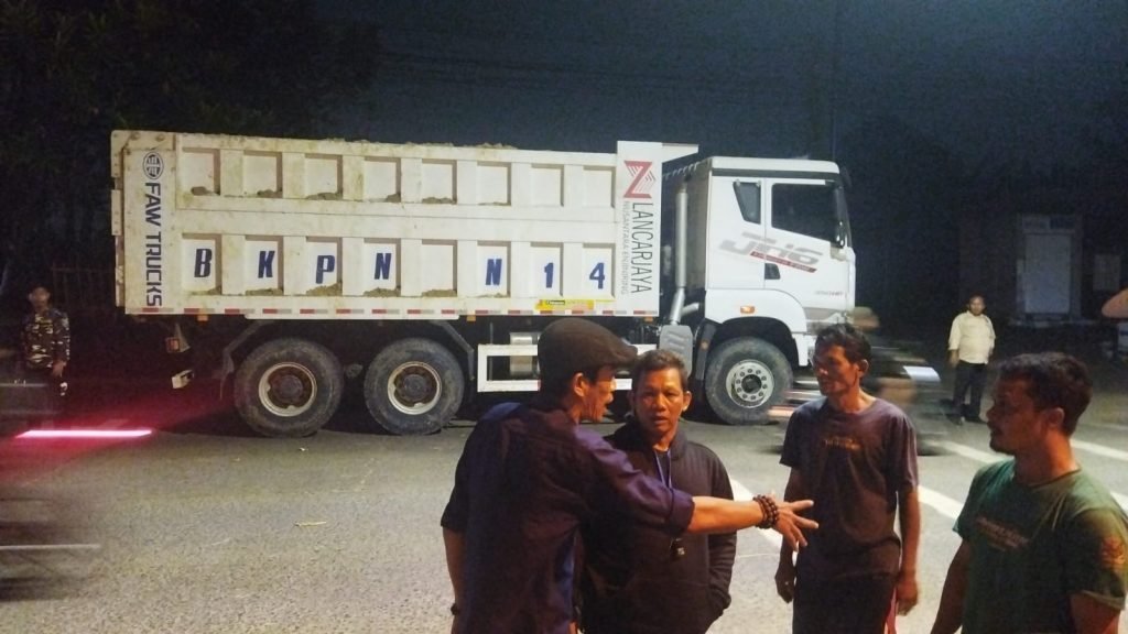 Almast Putar Balik Truk Tanah Langgar Jam Operasional di Tigaraksa Tangerang
