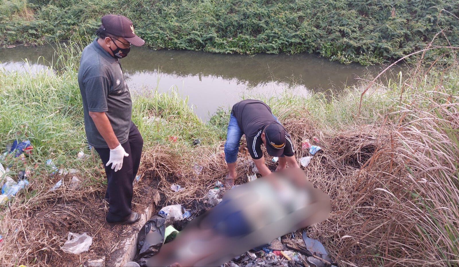 Seorang Wanita Diduga ODGJ Ditemukan Tewas di Tumpukan Sampah Pinggir Kalimalang Kresek