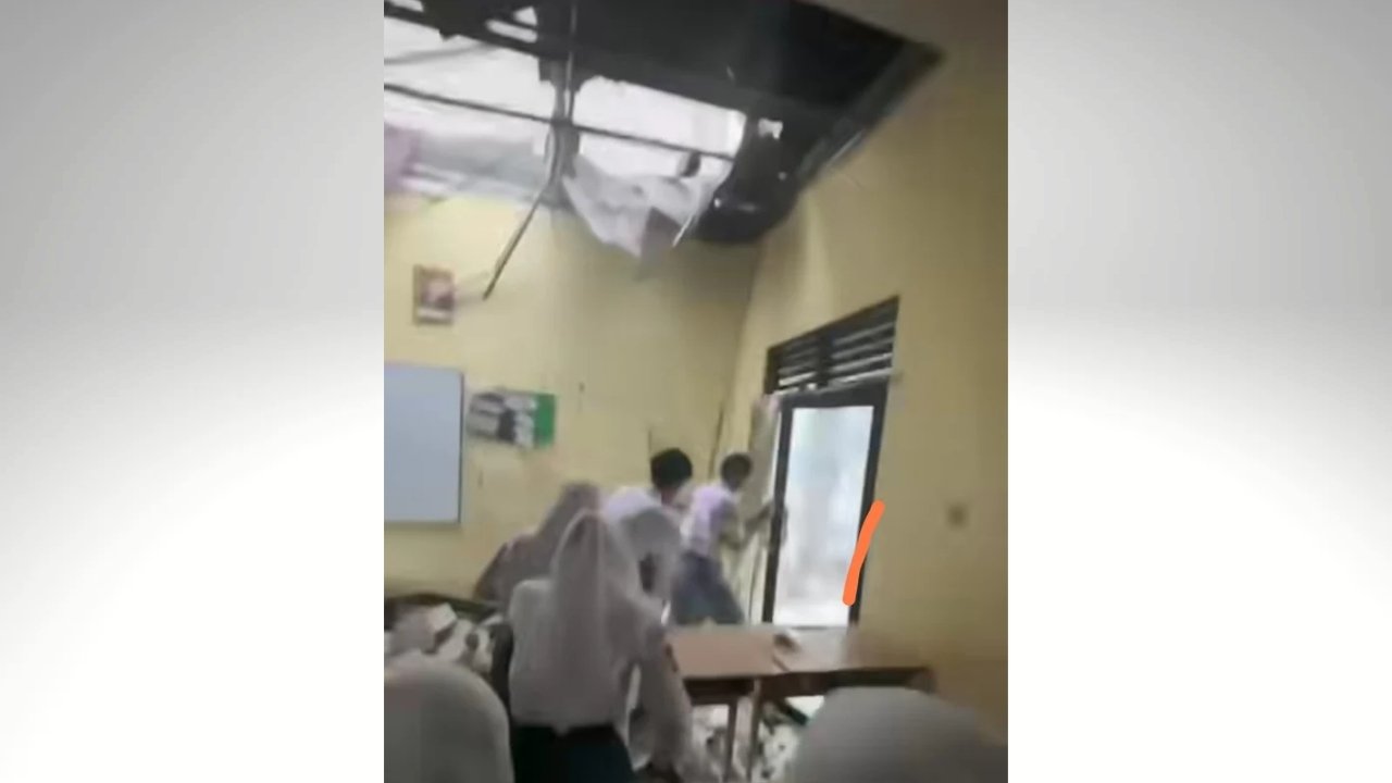 Atap Ruang Kelas SMAN 17 Legok Ambruk Disambar Petir, Siswa Panik Berhamburan