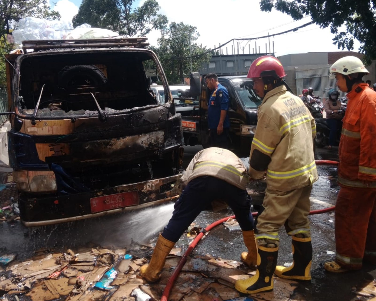 Truk Sampah DLHK Kabupaten Tangerang Hangus Terbakar di Cikokol