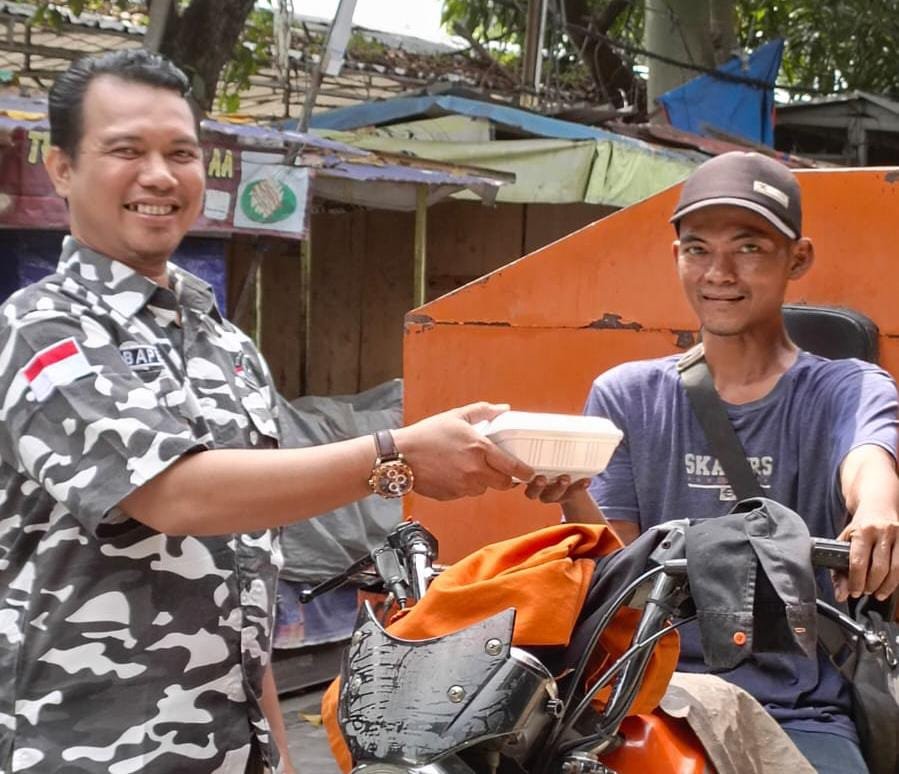 Teman Jum’at Bapera Hadirkan Kehangatan di Karang Sari Tangerang lewat Aksi Berbagi
