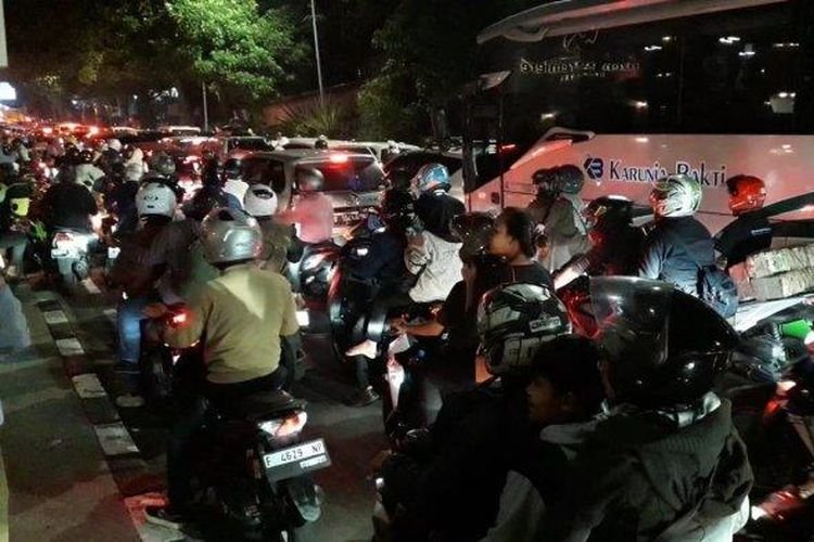 Terjebak Macet hingga 8 Jam, Satu Wisatawan Meninggal Dunia di Jalur Puncak Bogor