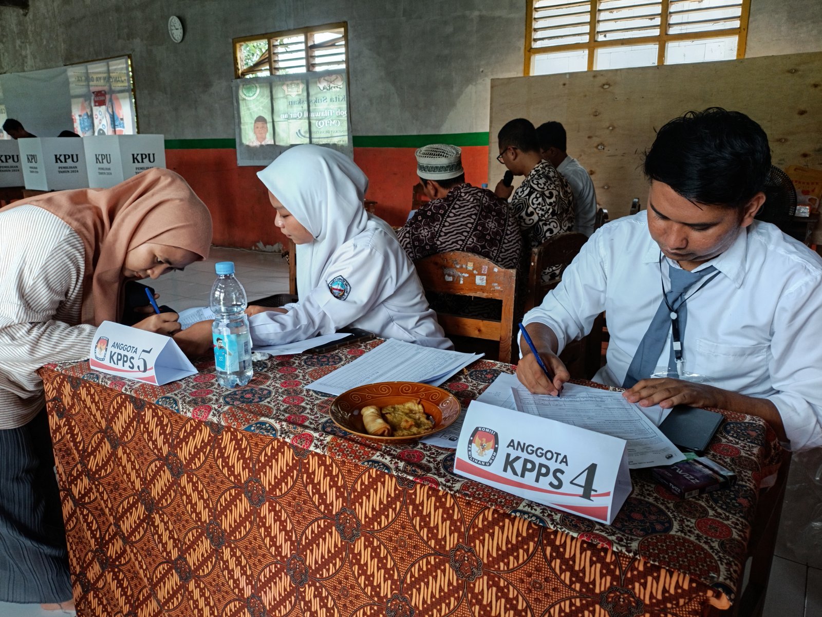 Unik, Petugas KPPS di TPS Cisereh Tigaraksa Ini Pakai Seragam Sekolah