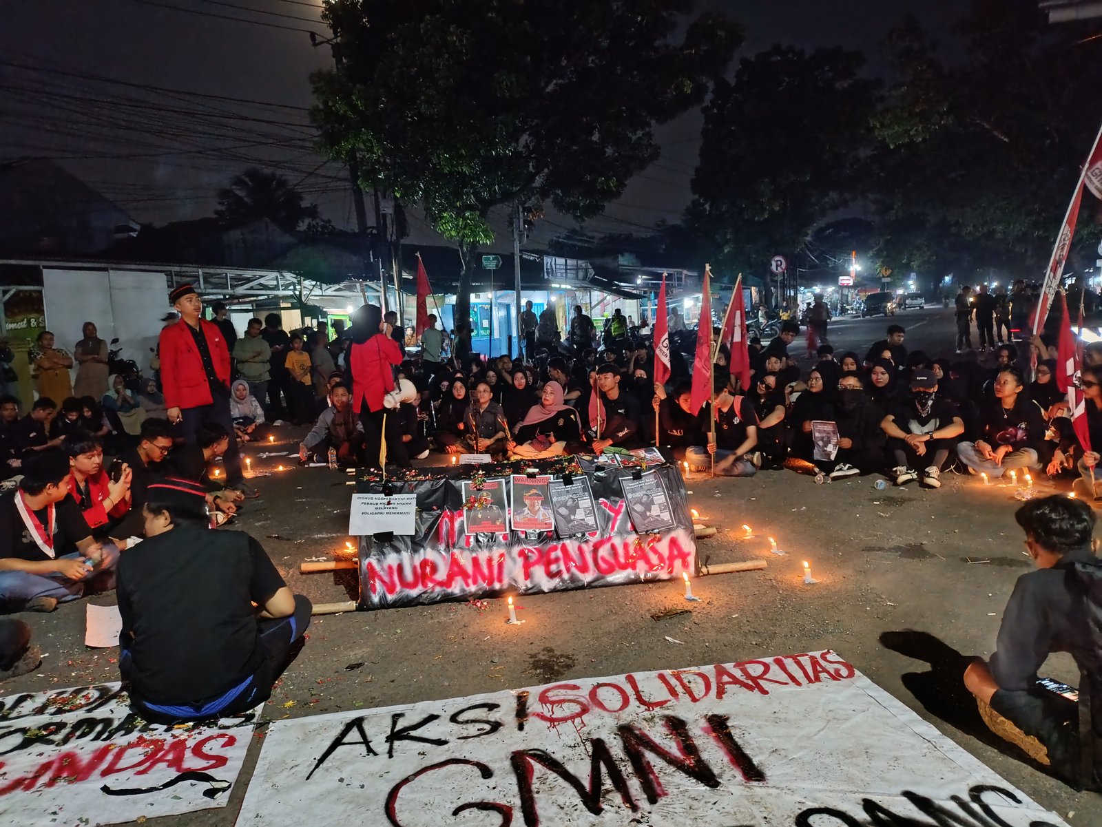 Ratusan Mahasiswa di Kabupaten Tangerang Nyalakan Lilin Darurat Penegakan Perbub