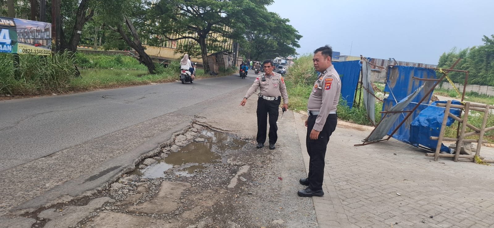 Kurangi Risiko Kecelakaan, Satlantas Polresta Tangerang Pasang Spanduk Peringatan di Jalan Berlubang