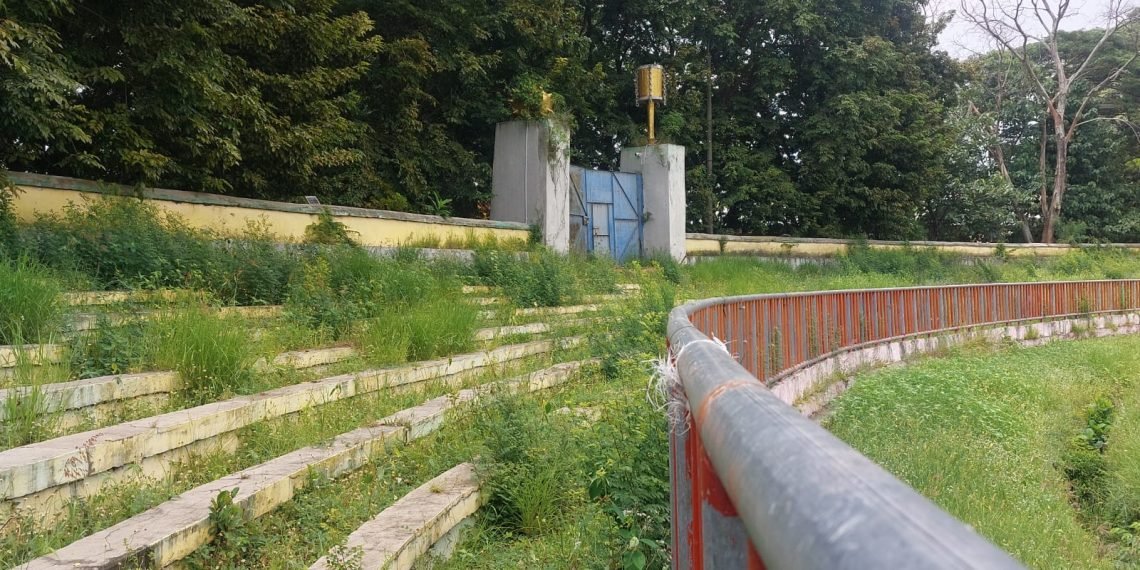 Stadion Maulana Yusuf Serang Tak Terawat : Rumput Menjulang Tinggi