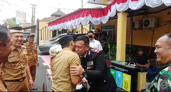 Camat Tigaraksa dan Jambe Beri Kejutan Tumpeng untuk Polsek Tigaraksa di HUT Bhayangkara ke-79