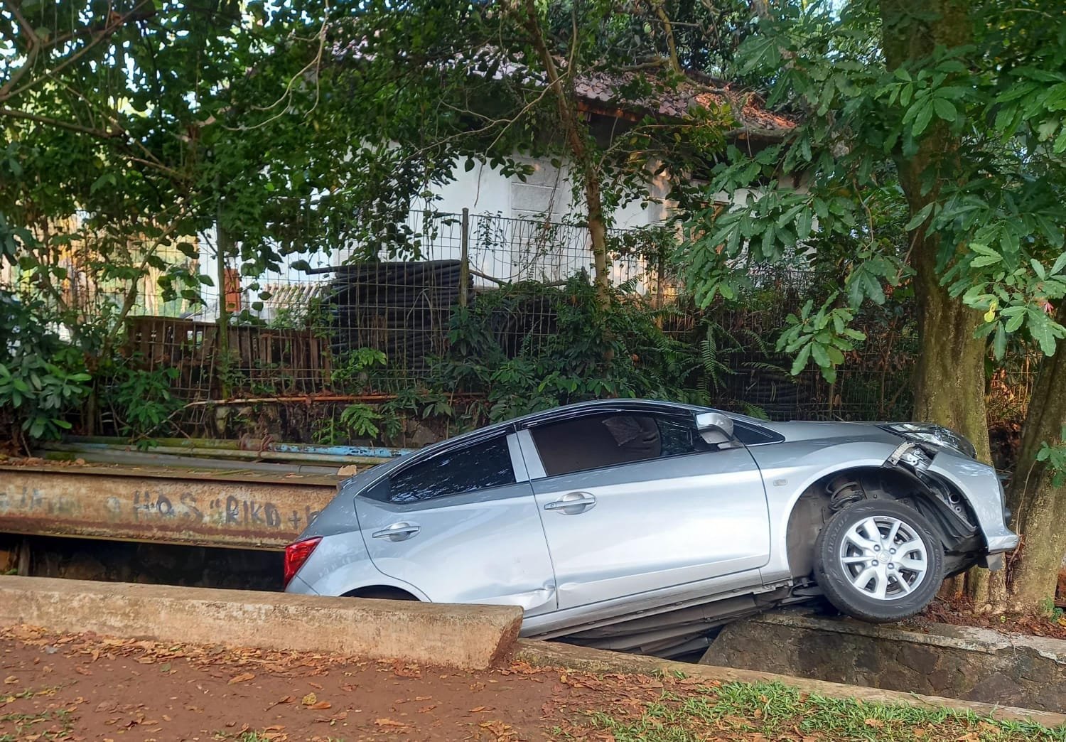 Diduga Terpengaruh Alkohol, Satu Mobil di Perumahan Telaga Bestari Tangerang Masuk Selokan