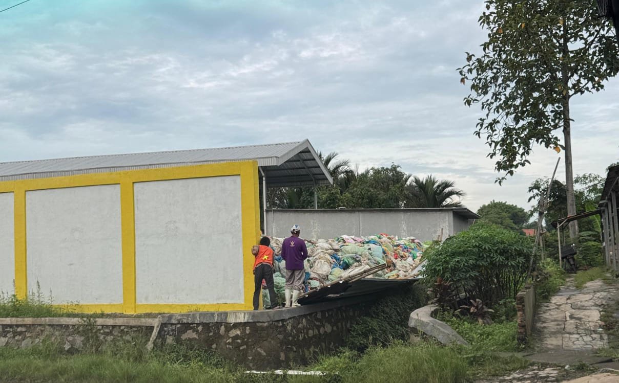 Warga Cibadak Keluhkan Bau Limbah Sampah Milik Ketua KNPI Kabupaten Tangerang