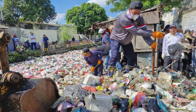 Maesyal Rasyied Dibantu Warga Bersihkan Sampah di Sungai Teluknaga Tangerang