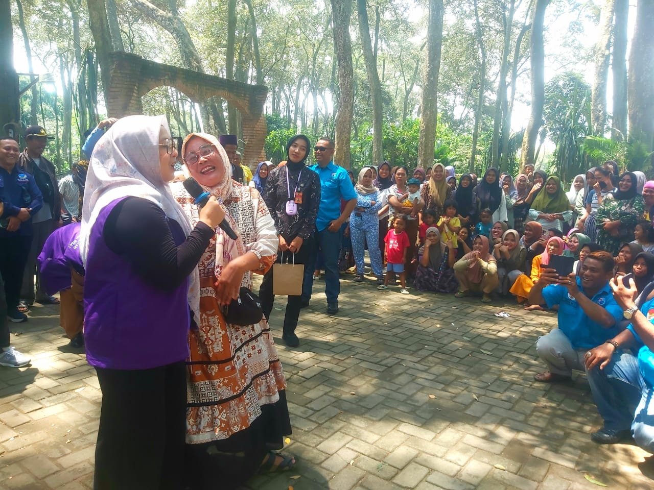 Calon Wakil Bupati Tangerang Disambut Ratusan Warga Saat Ziarah ke Makam Kramat Solear