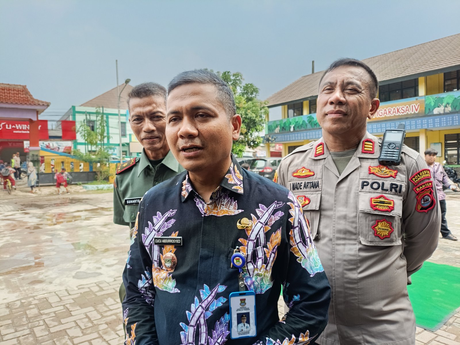 Camat Tigaraksa Tinjau Banjir dan Berikan Bantuan Ini