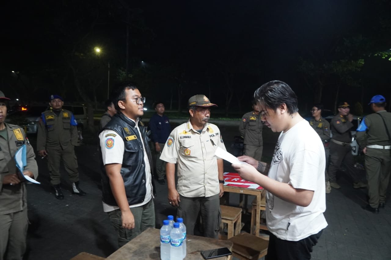 Satpol PP Bagikan Surat Edaran Bupati, Pastikan Kepatuhan Jam Operasional Selama Ramadan