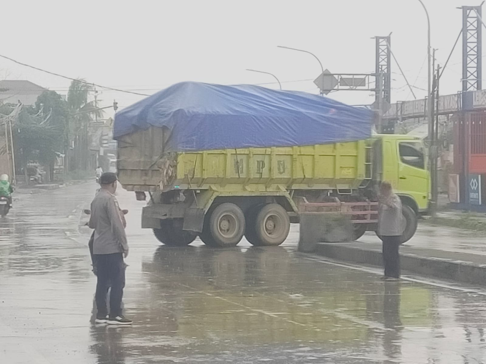 Diduga Lakukan Pungli, Oknum Dishub Kabupaten Tangerang Disorot Sopir Truk Pasir