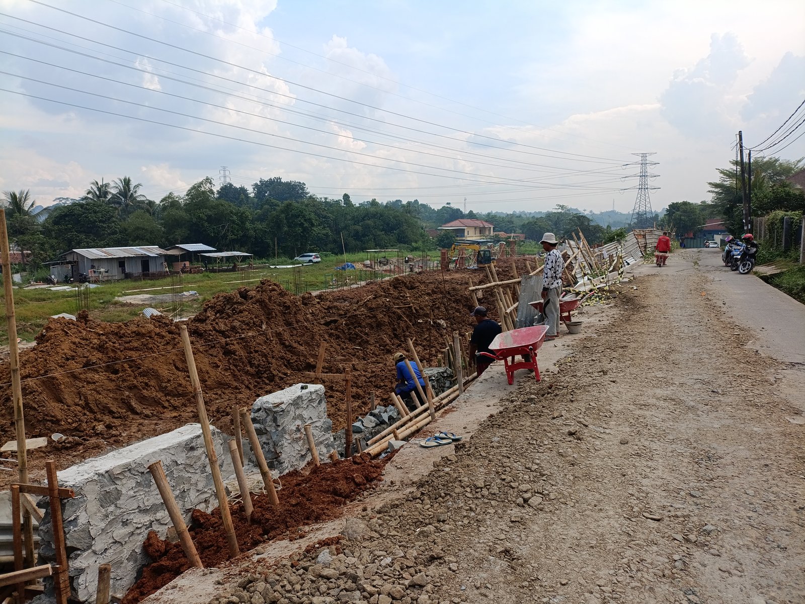 Jalan Desa Matagara Ambles Disinyalir Akibat Proyek Perusahaan Marmer