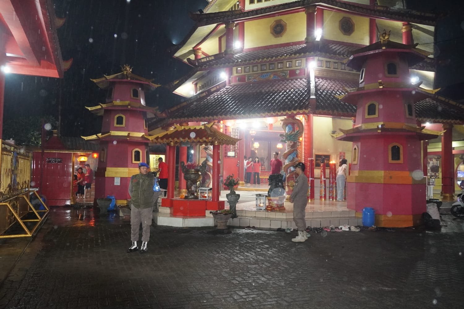 Satpol PP Kabupaten Tangerang Jaga Ketertiban di Belasan Vihara Saat Imlek 2025