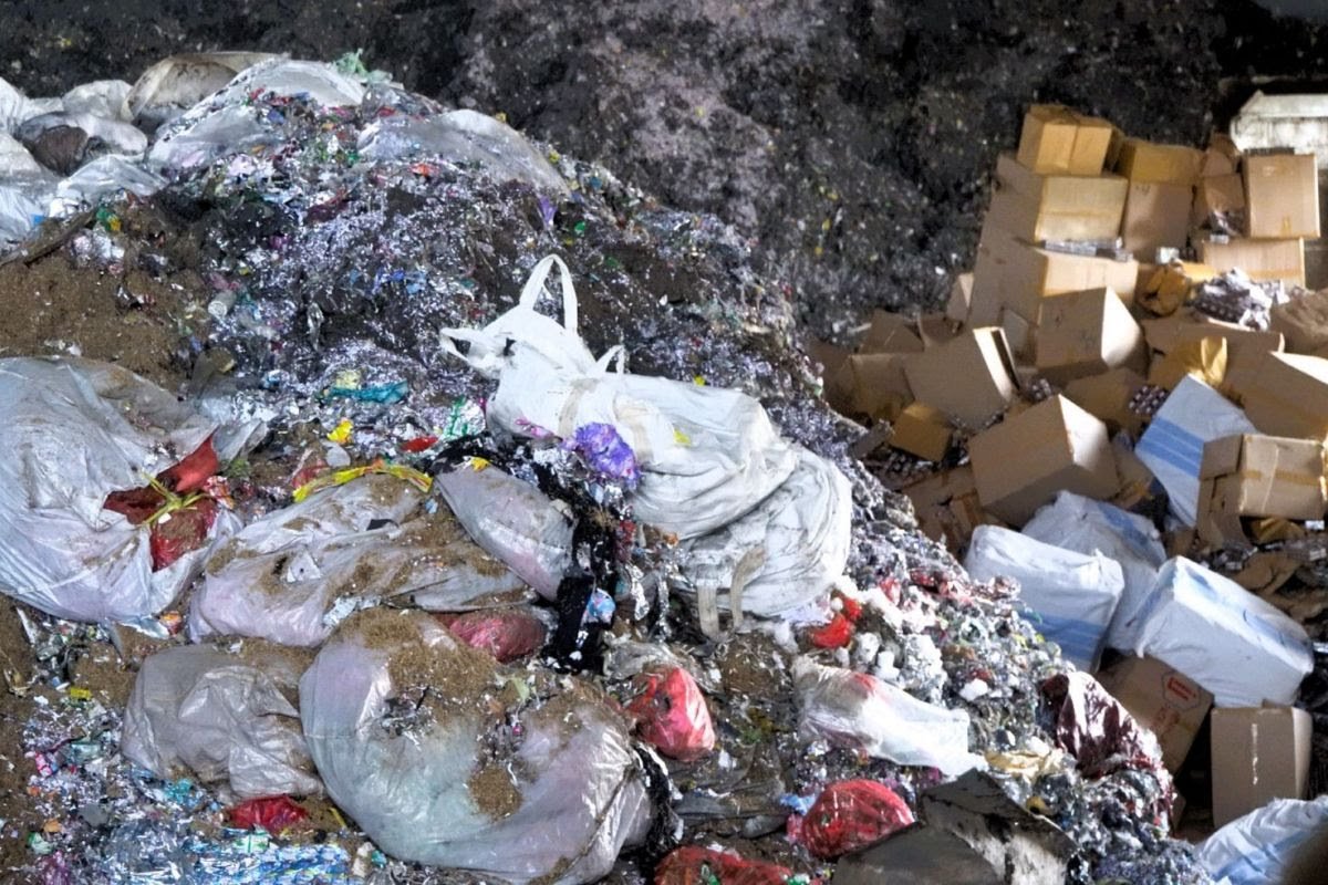 Ribuan Liter Miras dan Puluhan Juta Batang Rokok Ilegal Dimusnahkan di Tangerang