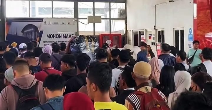 Menjelang Natal dan Akhir Tahun, Stasiun Rangkasbitung Sudah Dipadati Penumpang