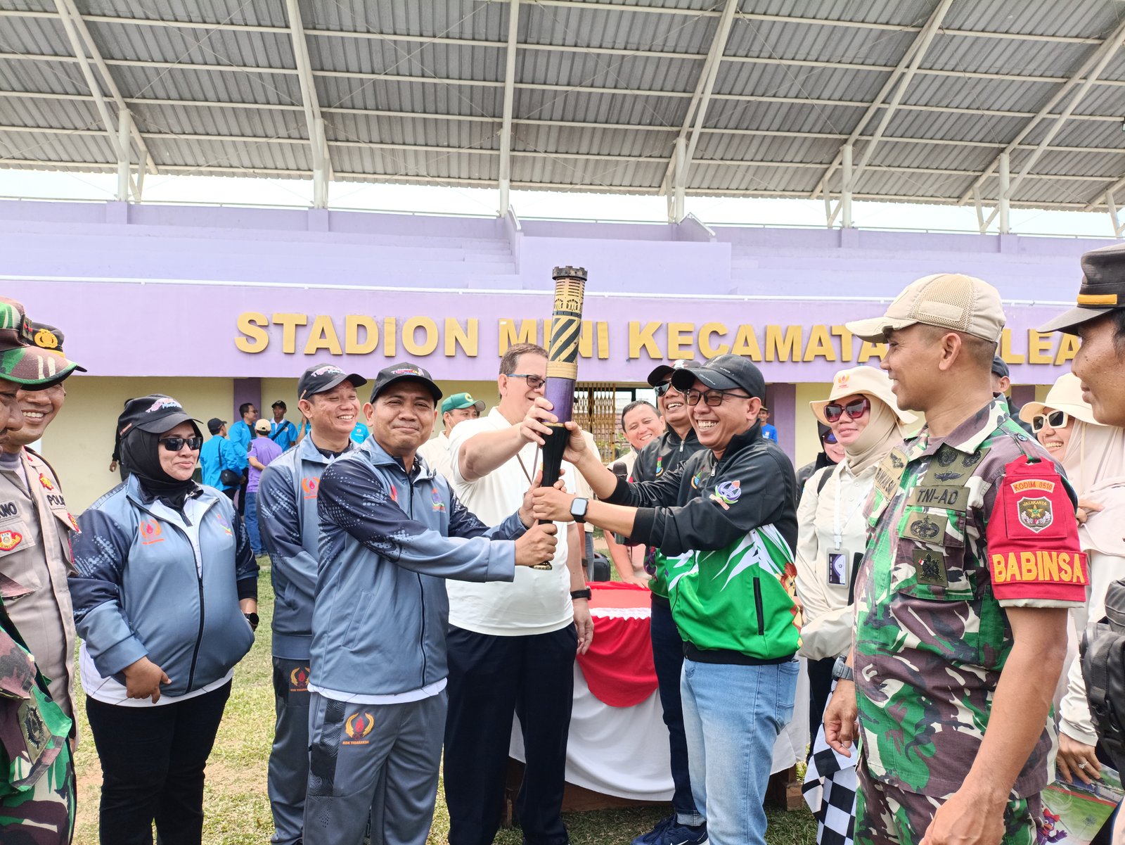 Kecamatan Tigaraksa Estafetkan Obor Kirab PORKAB VI ke Kecamatan Solear