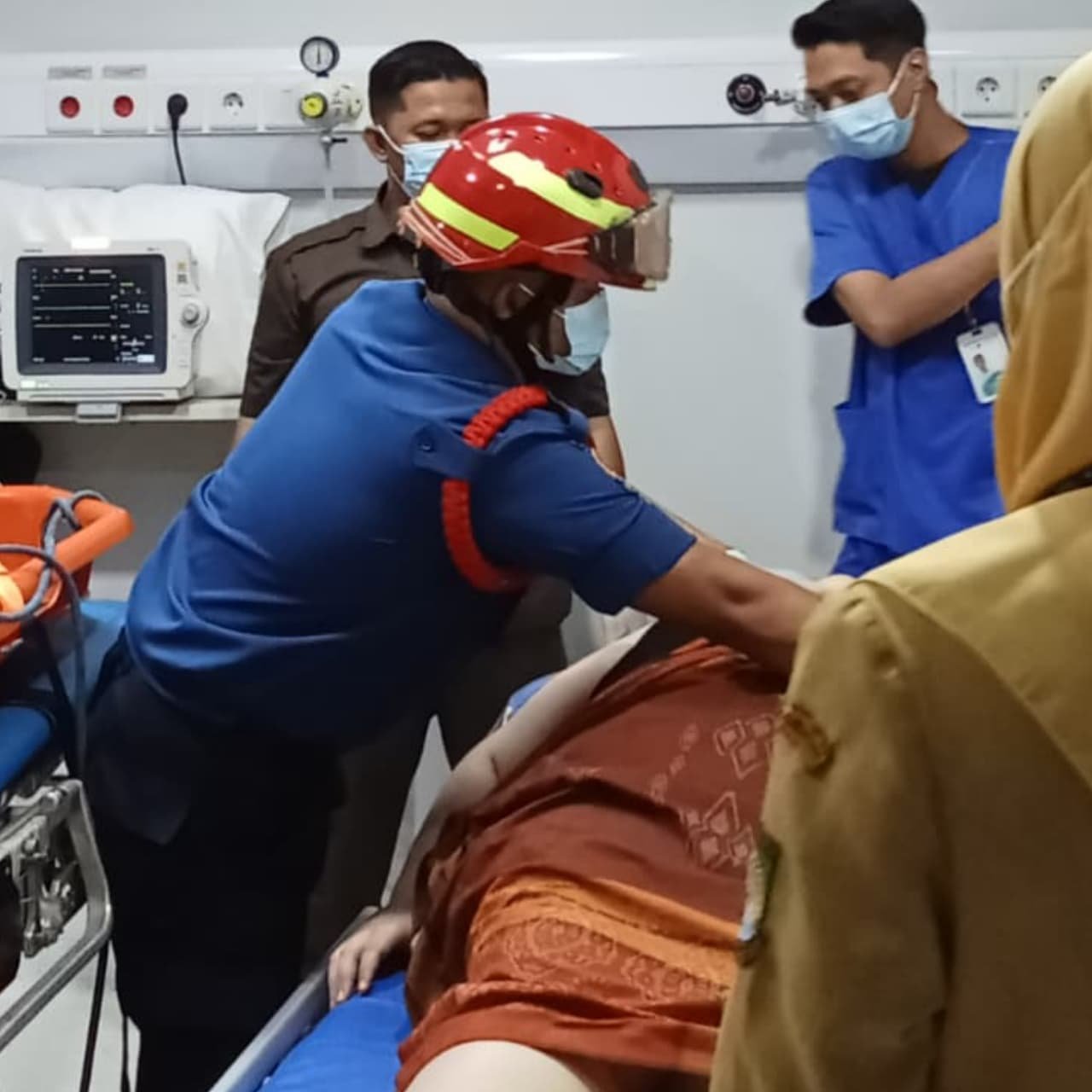 Damkar Tangerang Evakuasi Pria Obesitas 170 Kilogram dari Lantai Dua Rumah