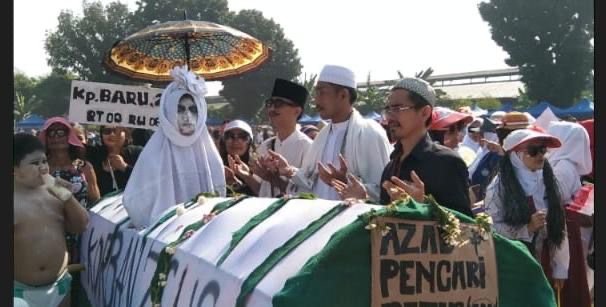 Keren, Korban Judi Slot Jadi Tema Karnaval di Wanaherang Bogor