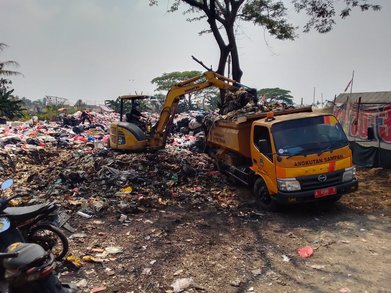 Sampah Liar Membludak di Kayu Bongkok Sepatan Diangkut, Warga Apresiasi DLHK
