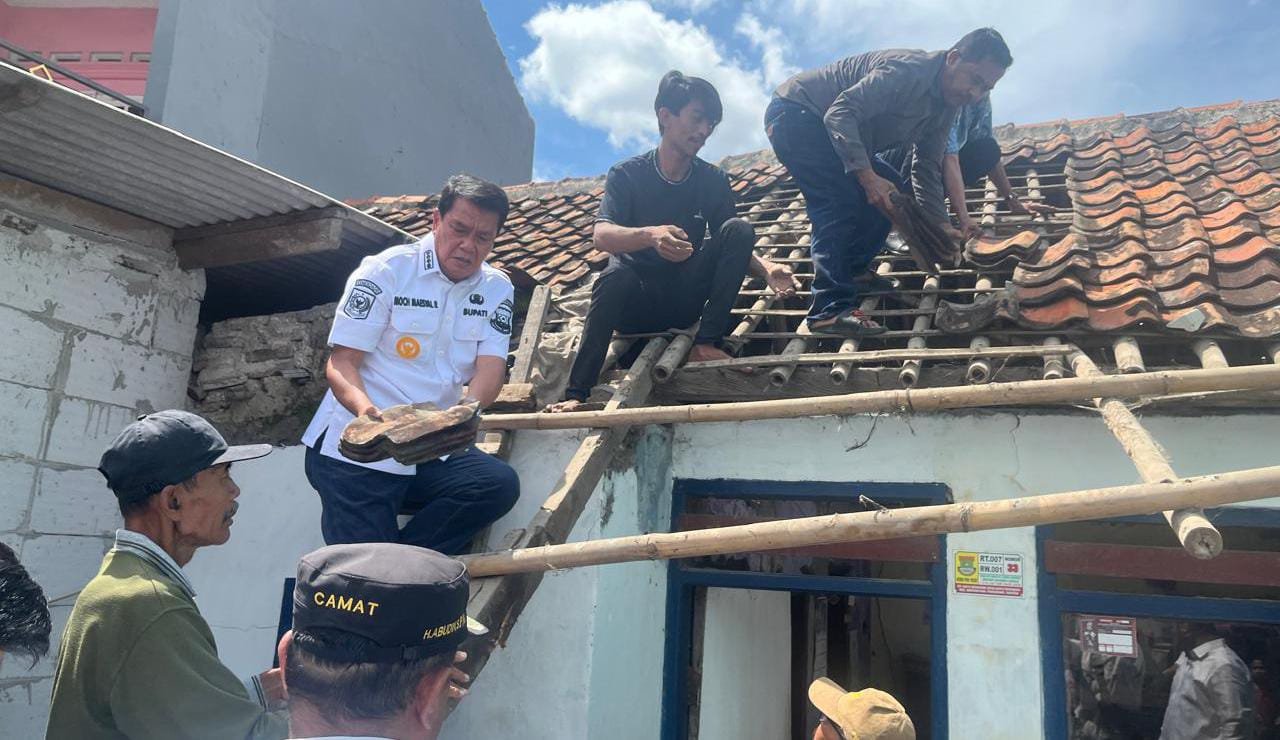 Meski Masih Libur, Bupati Tangerang Terjun Langsung Bantu Bangun Rumah Lansia di Sepatan