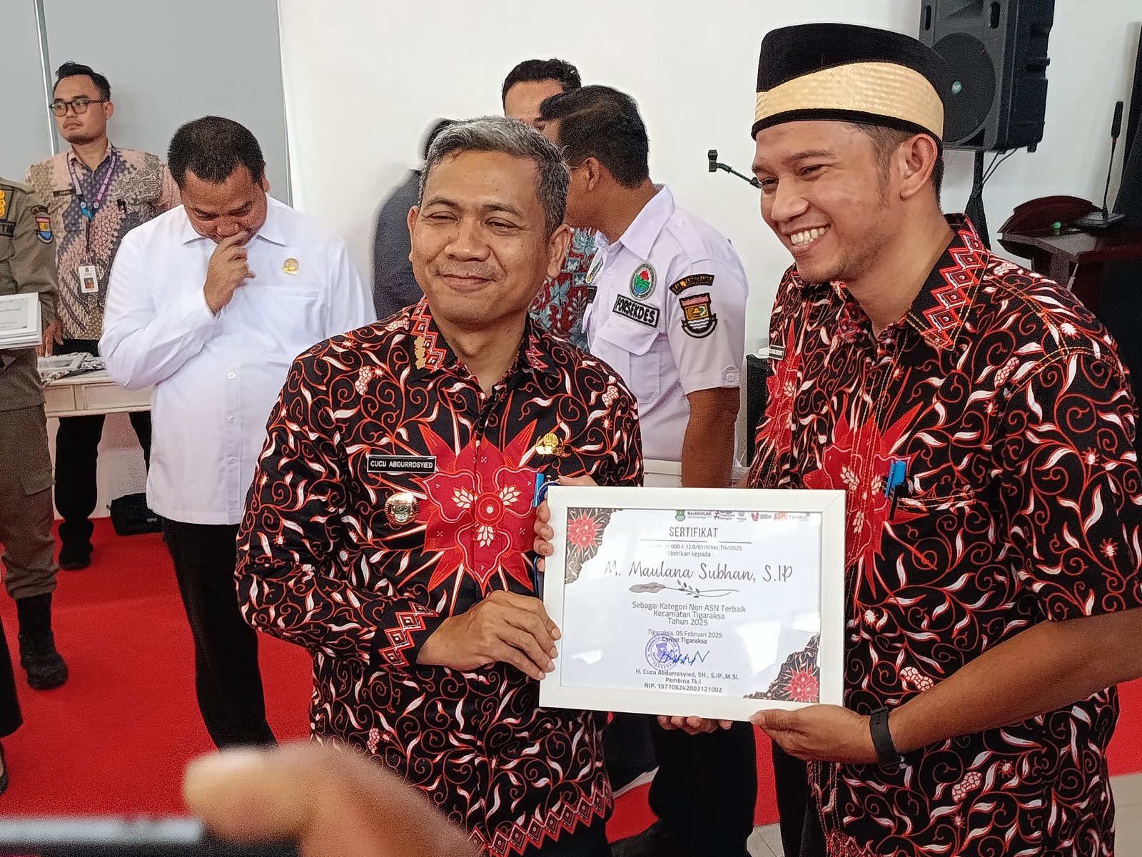 2 Pegawai Kecamatan Tigaraksa Diganjar Penghargaan atas Dedikasi dan Kinerjanya