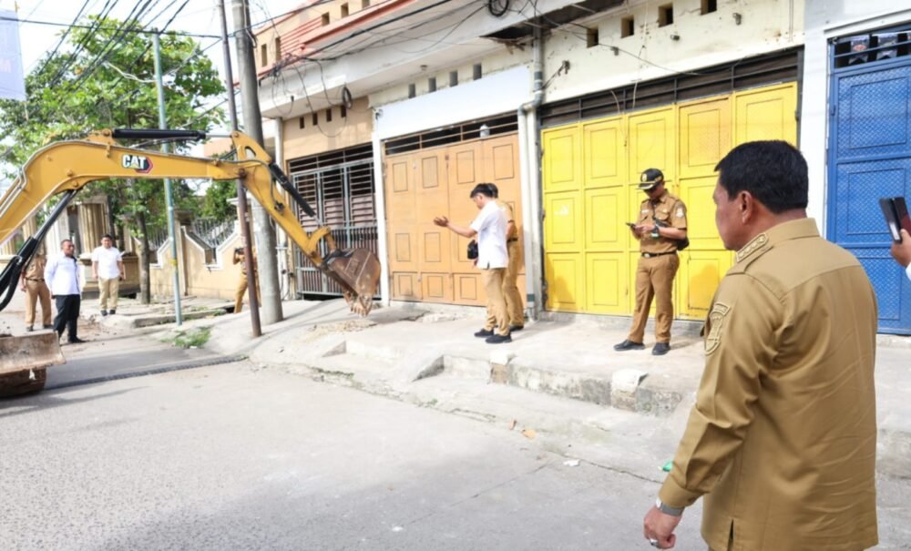 Pemkab Tangerang Bongkar Bangunan yang Menghalangi Gorong-Gorong di Villa Tangerang Elok