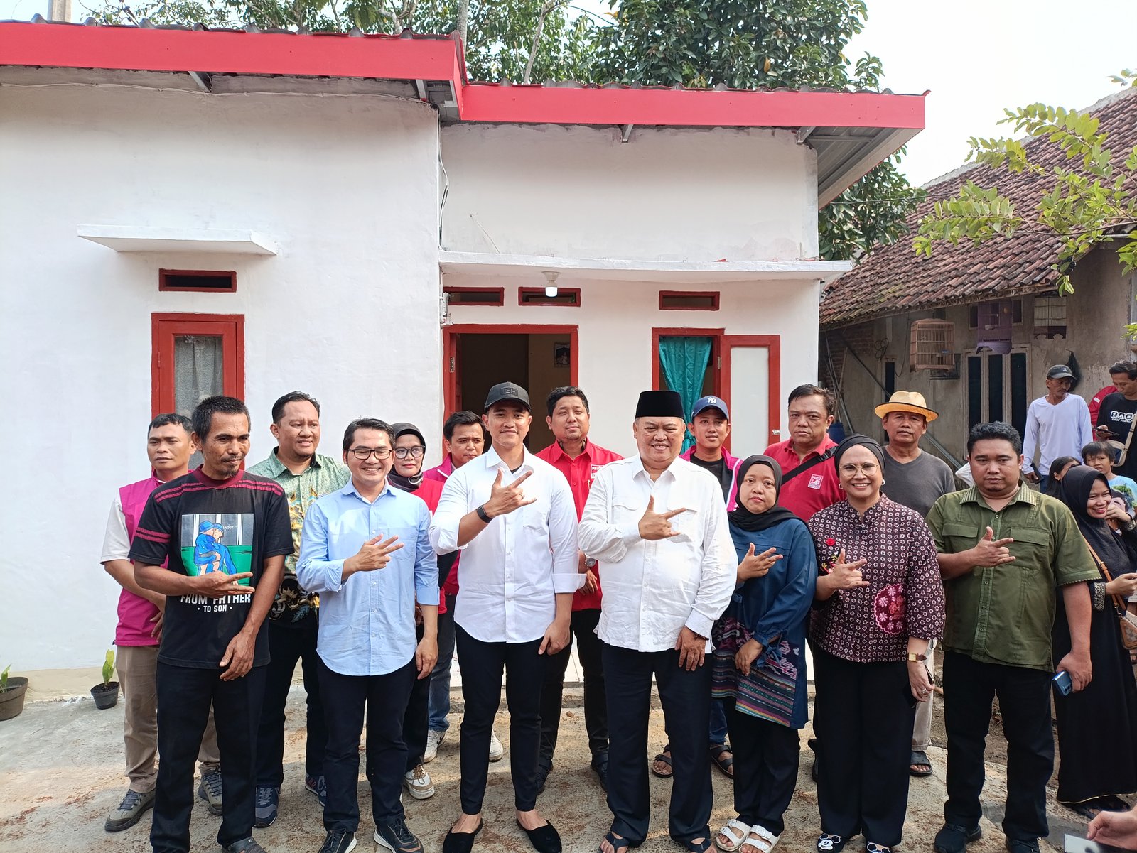 Ketum PSI Didampingi Zulkarnain dan Lerru Beri Bantuan Rumah Tidak Layak Huni di Jambe