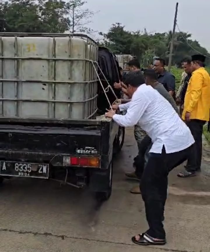 Humanis, Disela-sela Kampanye Maesyal Rasyid Bantu Tarik Mobil Pikap yang Alami Trouble di Jalan