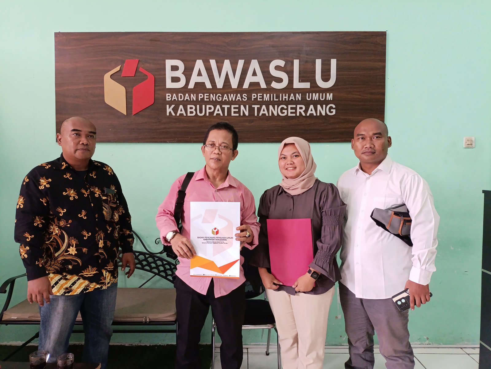 Diduga Lakukan Money Politik di Gunung Kaler, Bacalon Bupati-Wakil Bupati Tangerang Dilaporkan