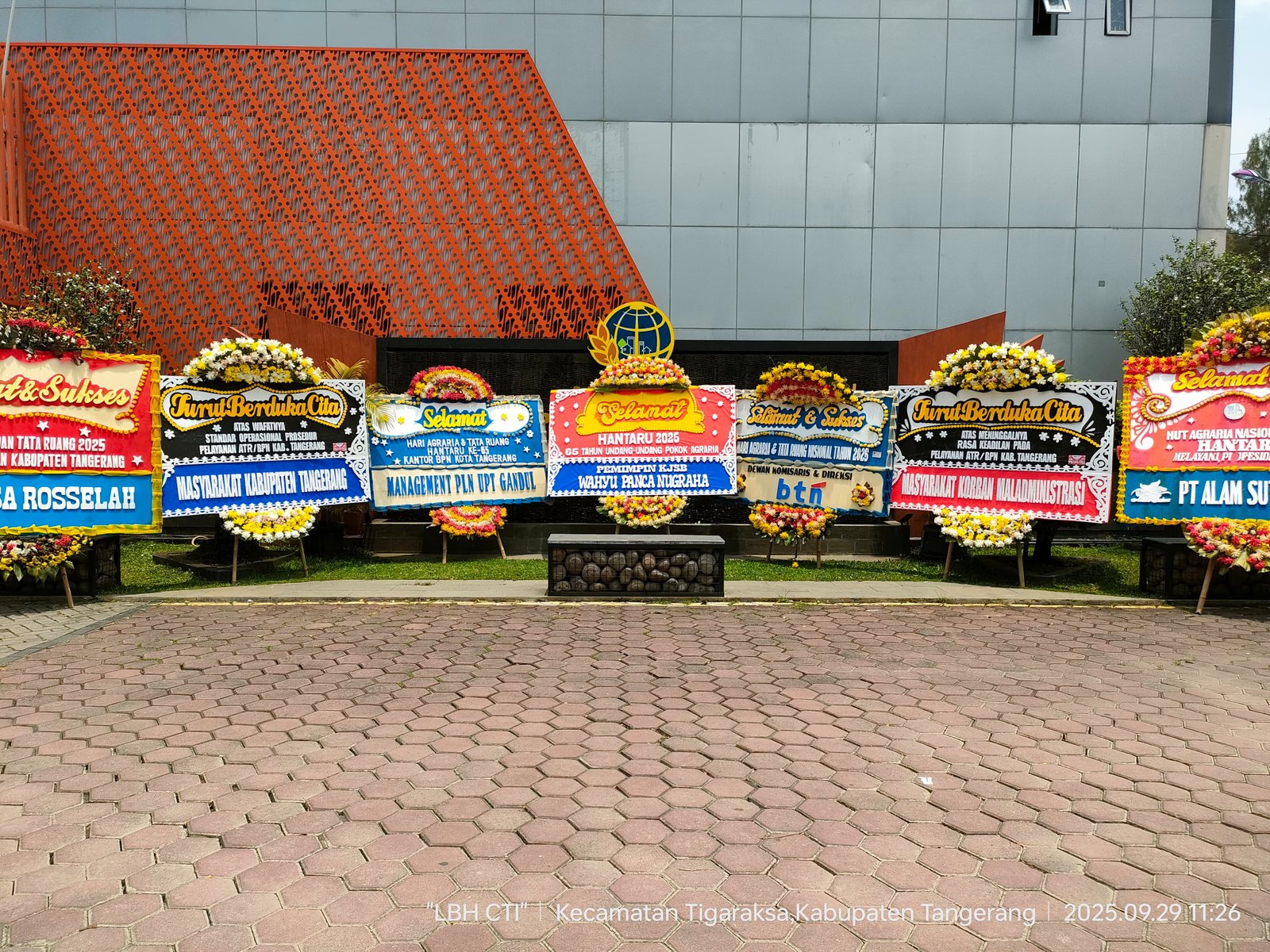 Karangan Bunga Sindiran Hantaru 65, BPN Tangerang Dituding Abaikan Layanan