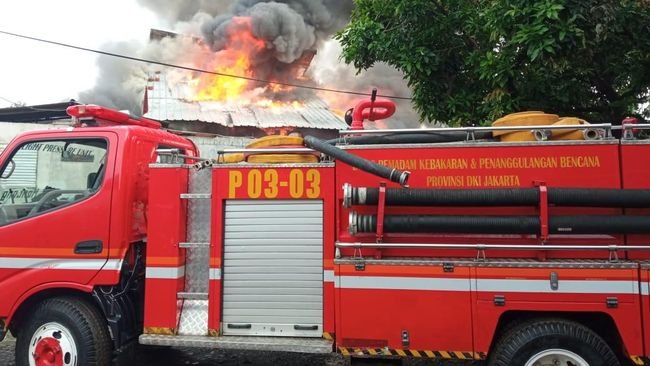 Breakingnews ! Sebuah Gudang Plastik di Larangan Kota Tangerang Terbakar