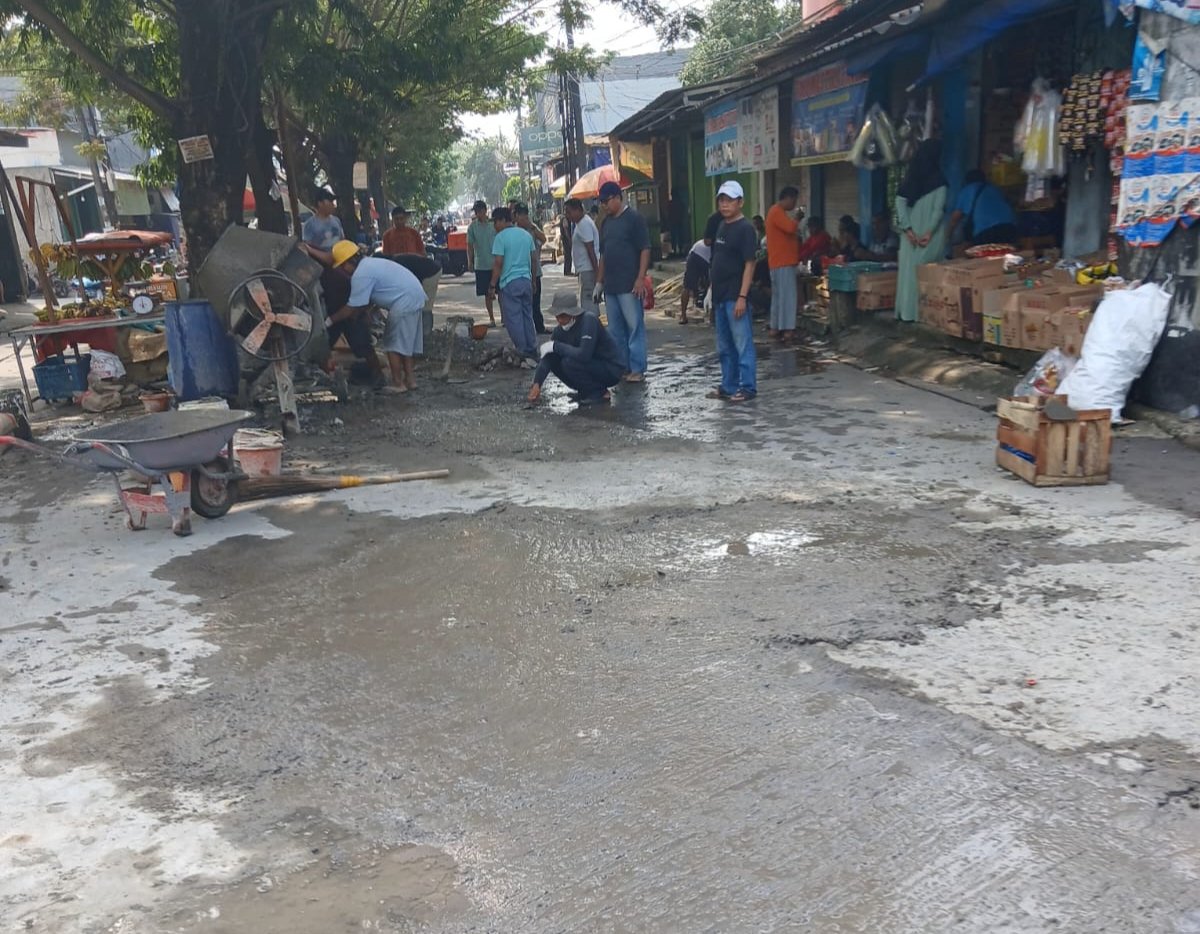 Warga Perum Mustika Pasir Nangka Gotong Royong Perbaiki Jalan Rusak