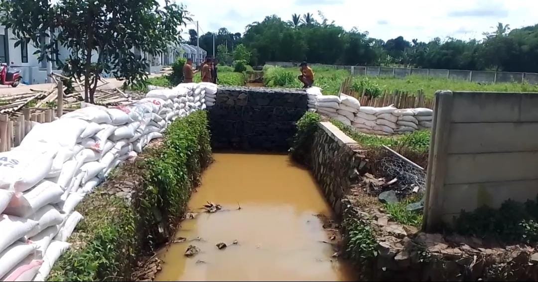 Diduga Tutup Akses Kali Cijantungeun Tanpa Izin, Proyek Perumahan di Jambe Tuai Protes Warga Lintas Daerah