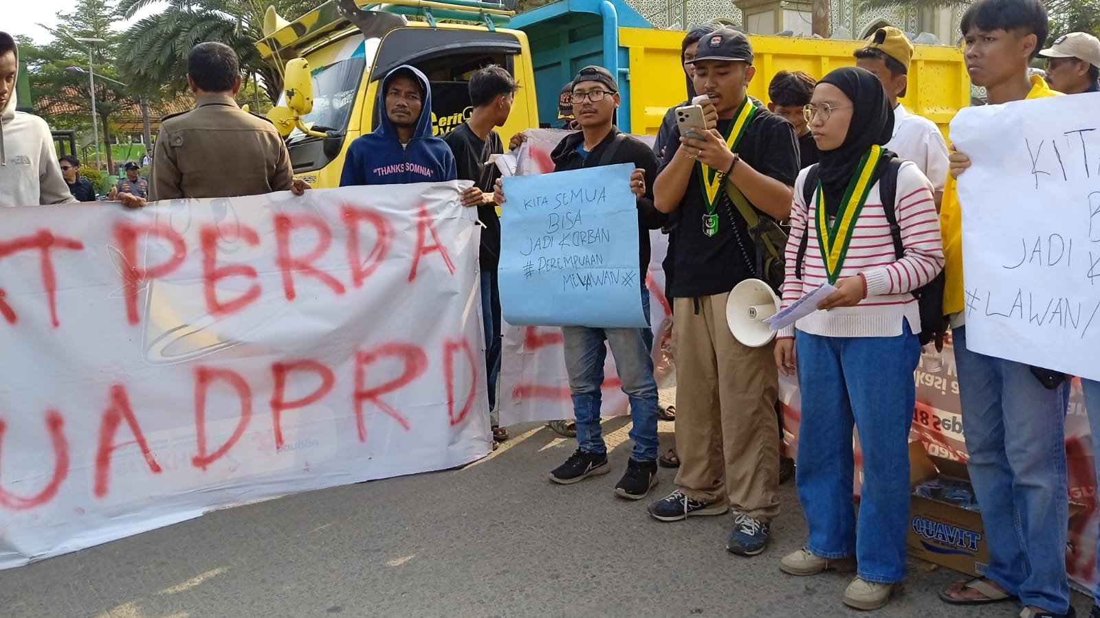 Truk Tanah Membandel, SEMMI : Diam Tertindas Atau Bangkit Melawan