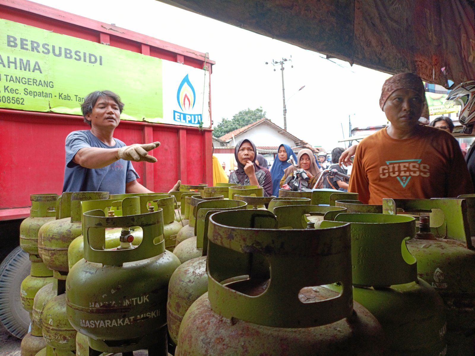 Gas LPG 3kg Langka, Warga Sodong Tigaraksa Rela Antri Berjam-jam