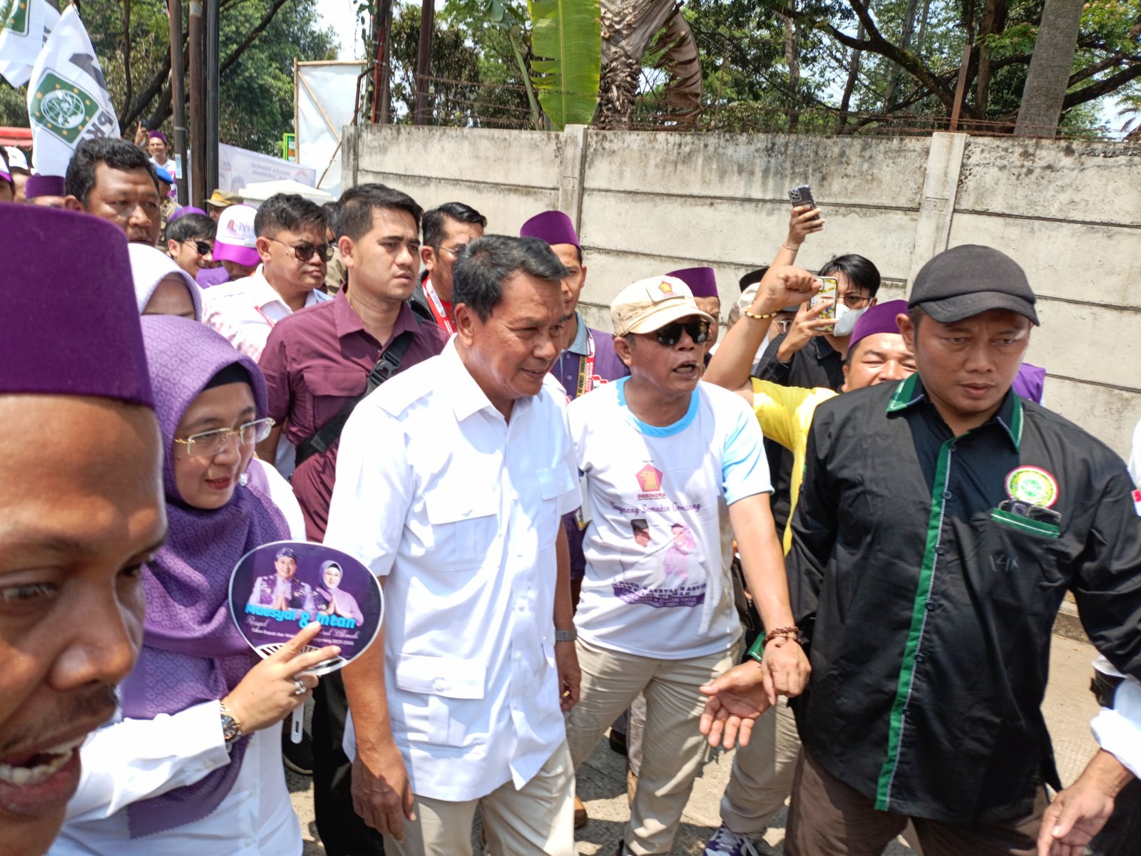 Diantar Ribuan Massa, Maesyal-Intan Resmi Daftar ke KPU Kabupaten Tangerang Jadi Calon Bupati-Wakil Bupati