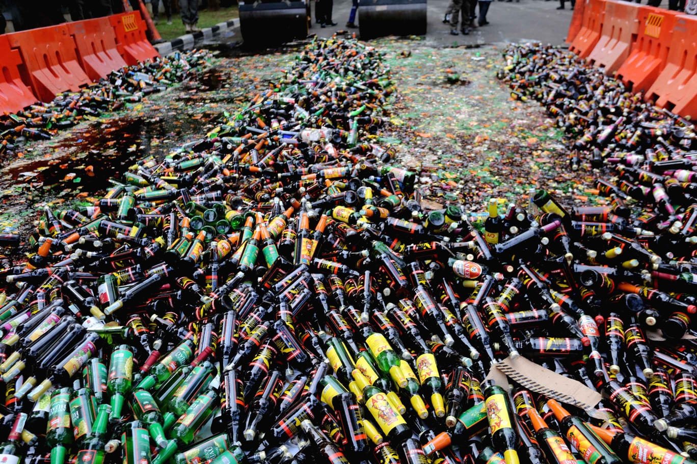 Momen HUT-32 Kota Tangerang, Ribuan Miras Dimusnahkan