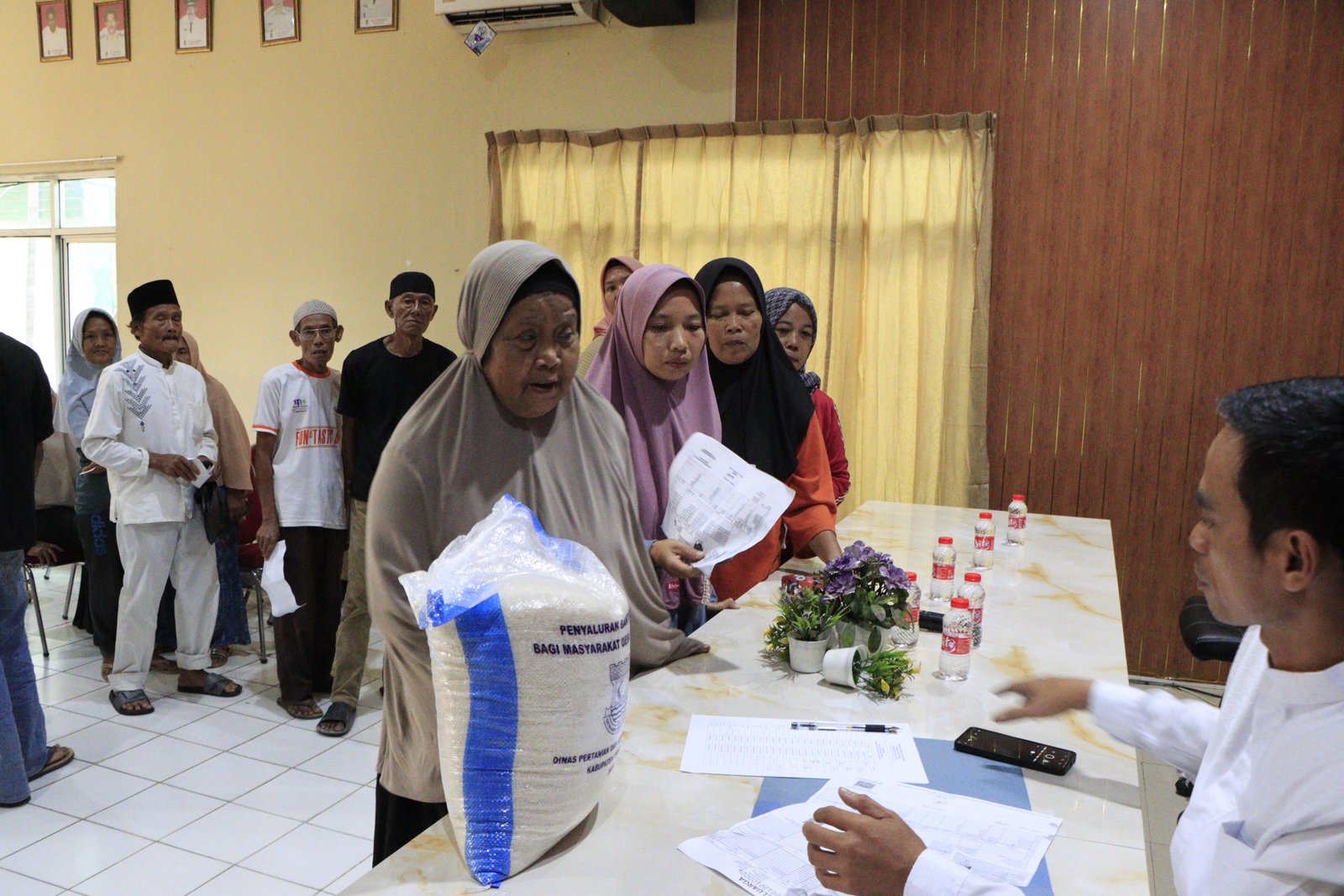 Pemkab Tangerang Salurkan 17,2 Ton Beras untuk 15 Desa Rentan Pangan